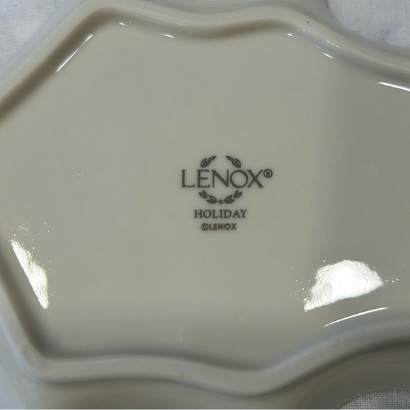 Lenox Holiday Pattern Holly Leaf Shaped Ivory Dish Gold Trim 7 x 4.5 NICE! - Picture 4 of 5